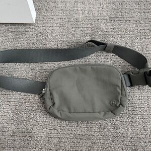 Lululemon Everywhere Belt Bag - Grey Sage